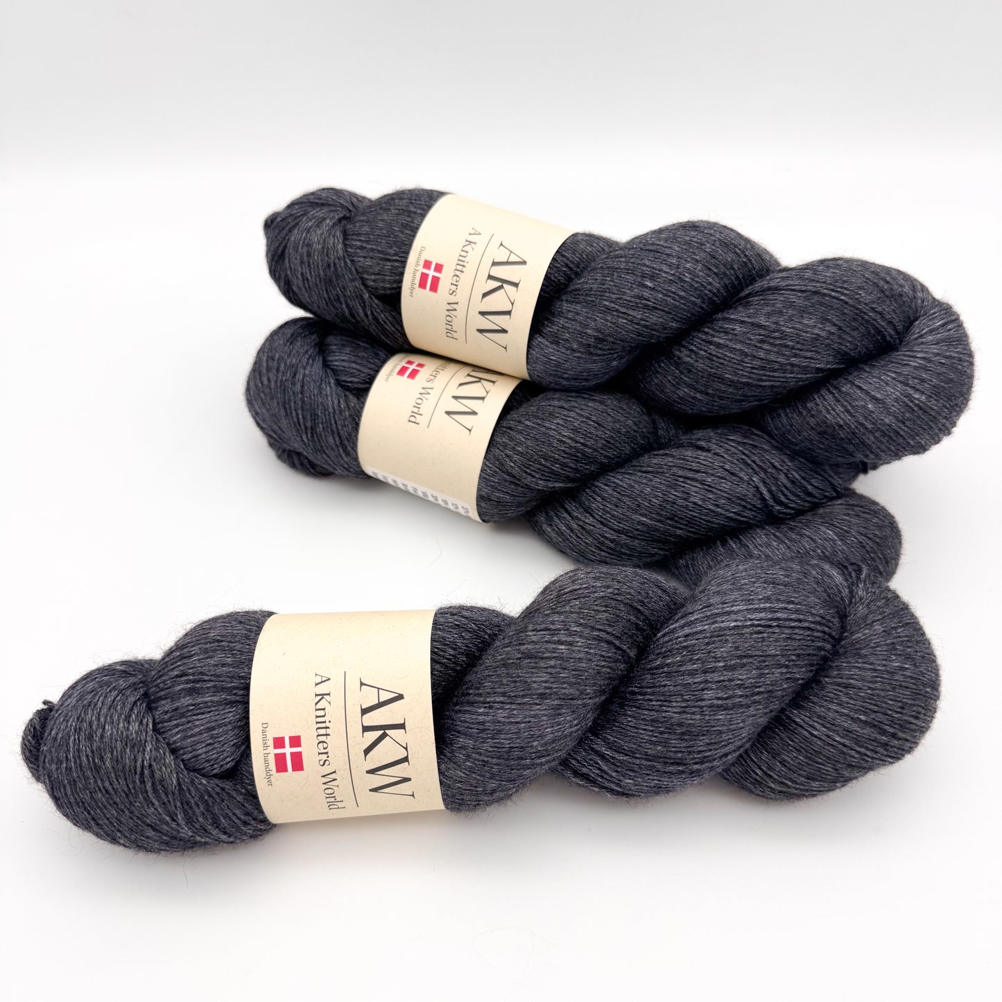 Håndfarget minkgarn i fargen Mørk natt – mykt luksusgarn fra A Knitters World