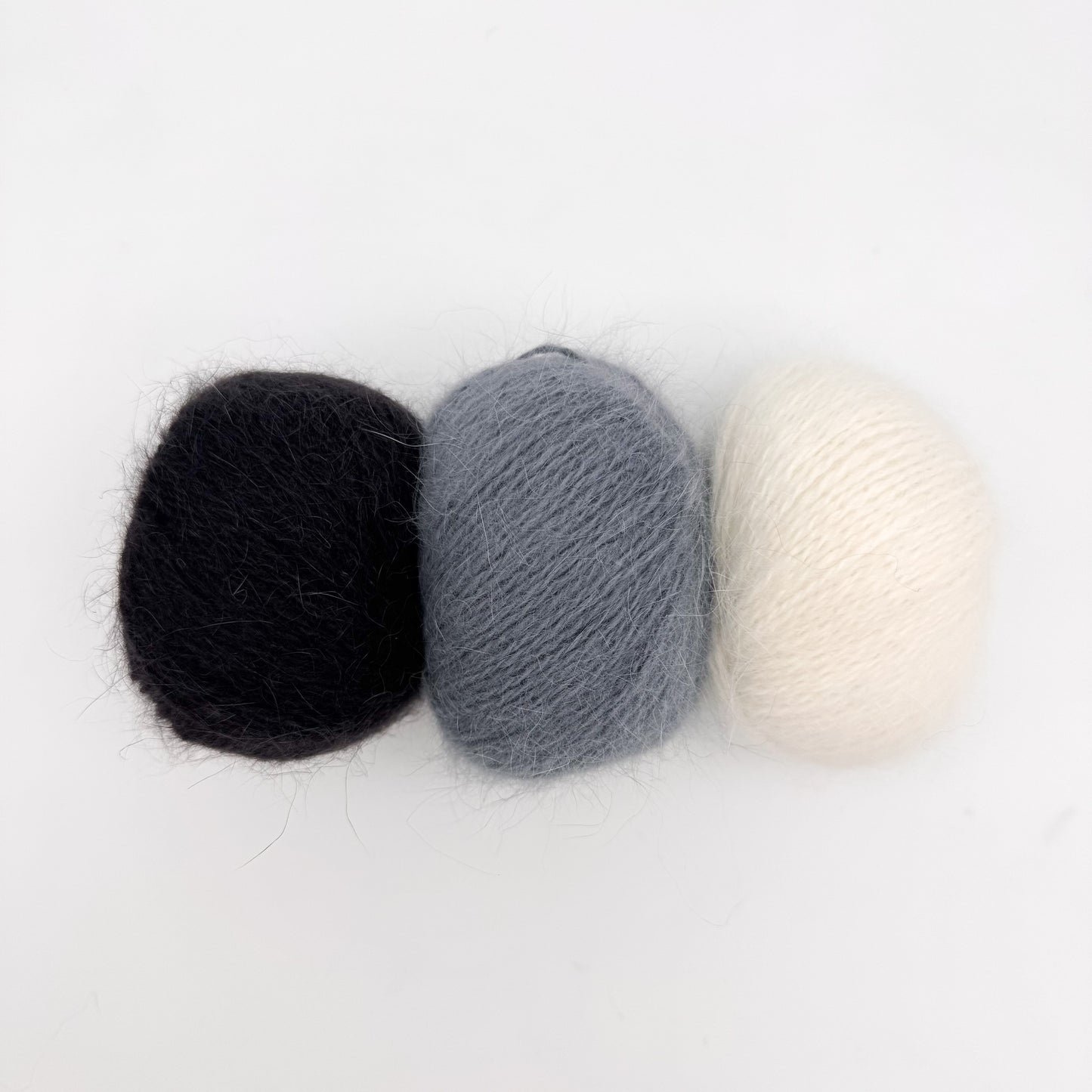 Fluffy angora garn i farven Greyish Blue – AKW Skala B luksusgarn fra A Knitters World