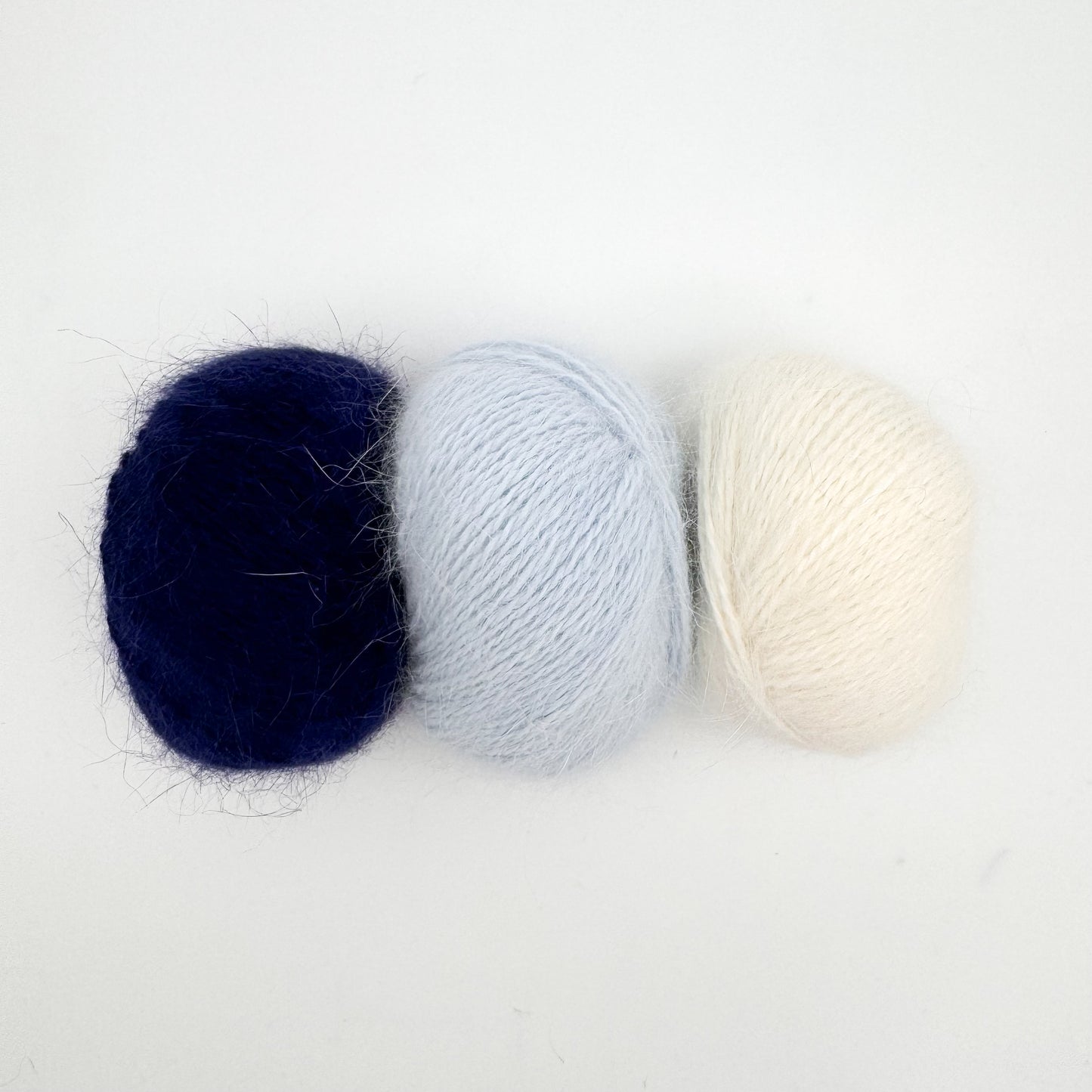 Fluffy angora garn i farven White – AKW Skala B luksusgarn fra A Knitters World