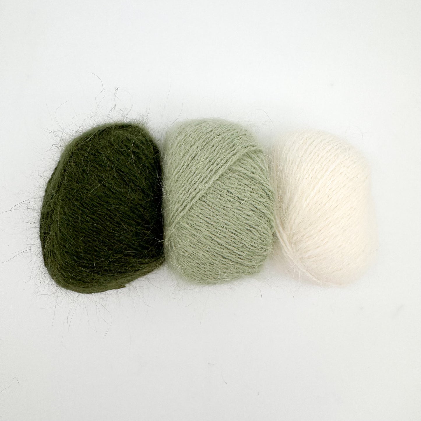 Fluffy angora garn i farven White – AKW Skala B luksusgarn fra A Knitters World