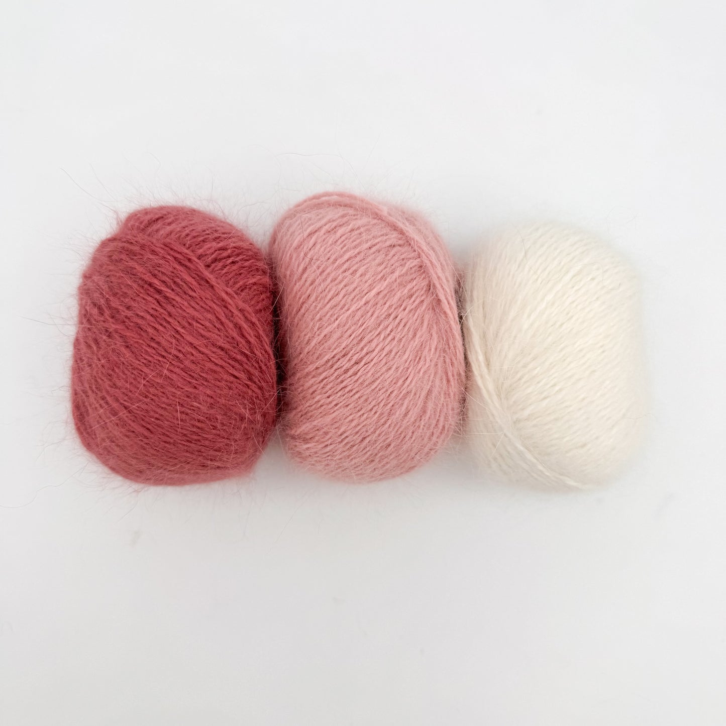Fluffy angora garn i farven Dusty Rose – AKW Skala B luksusgarn fra A Knitters World