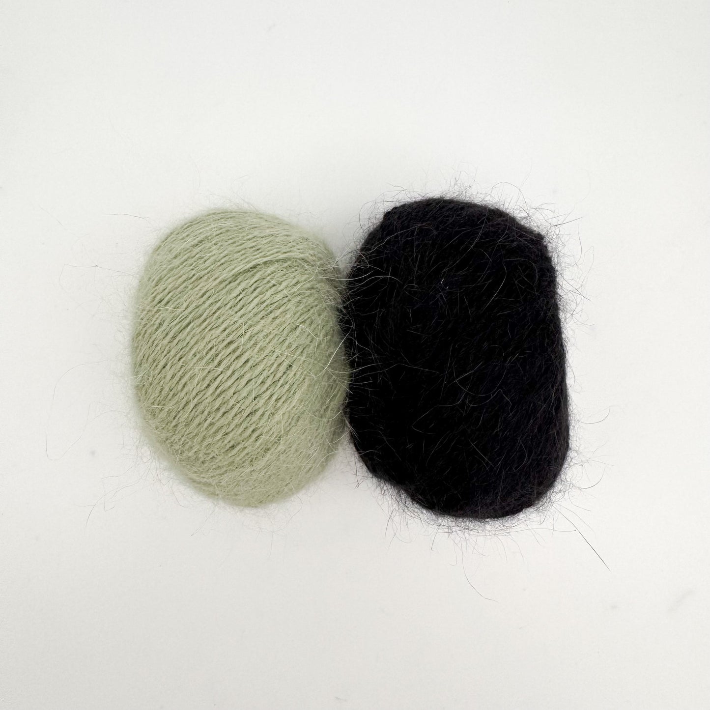 Fluffy angora garn i farven Sage Green – AKW Skala B luksusgarn fra A Knitters World