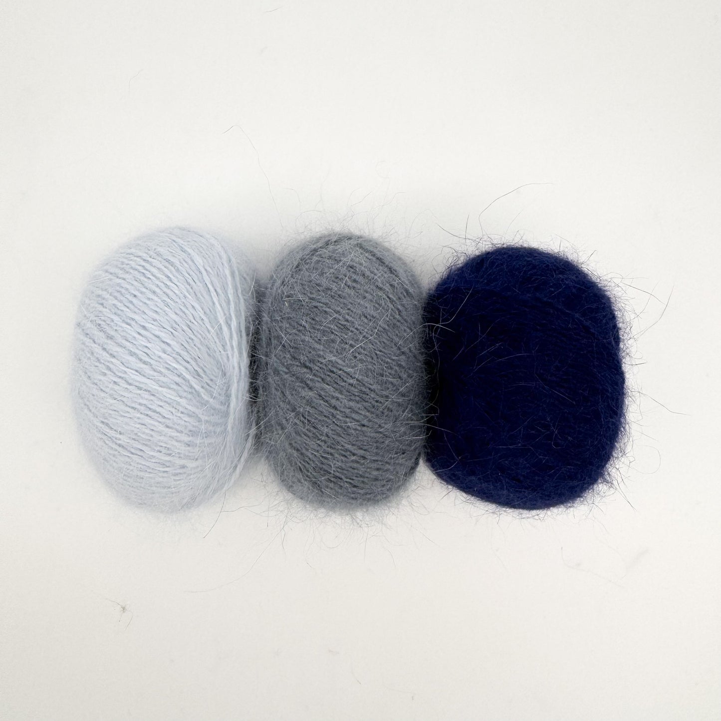 Fluffy angora garn i farven Black – AKW Skala B luksusgarn fra A Knitters World