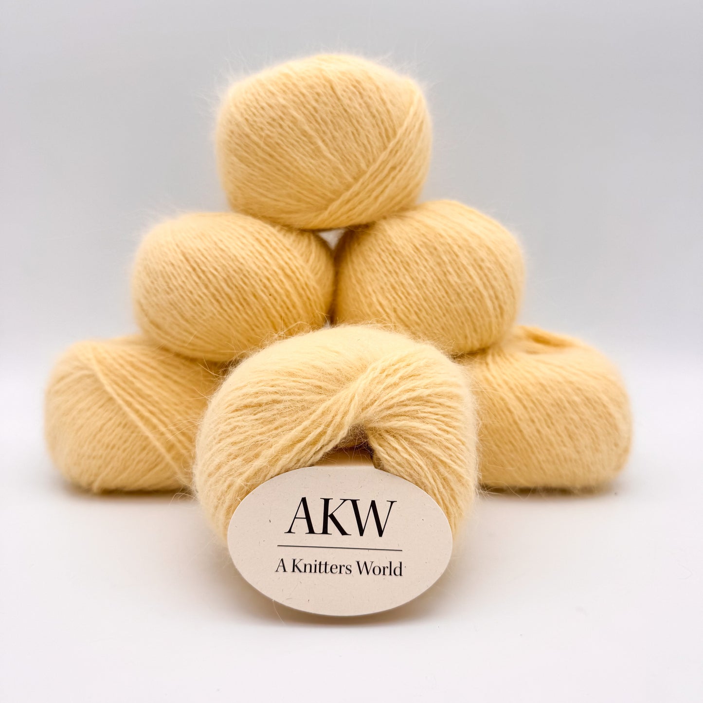 Fluffy angora garn i farven Pastel Yellow – AKW Skala B luksusgarn fra A Knitters World