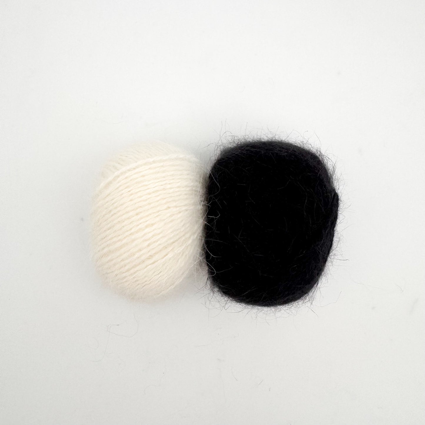 Fluffy angora garn i farven Black – AKW Skala B luksusgarn fra A Knitters World