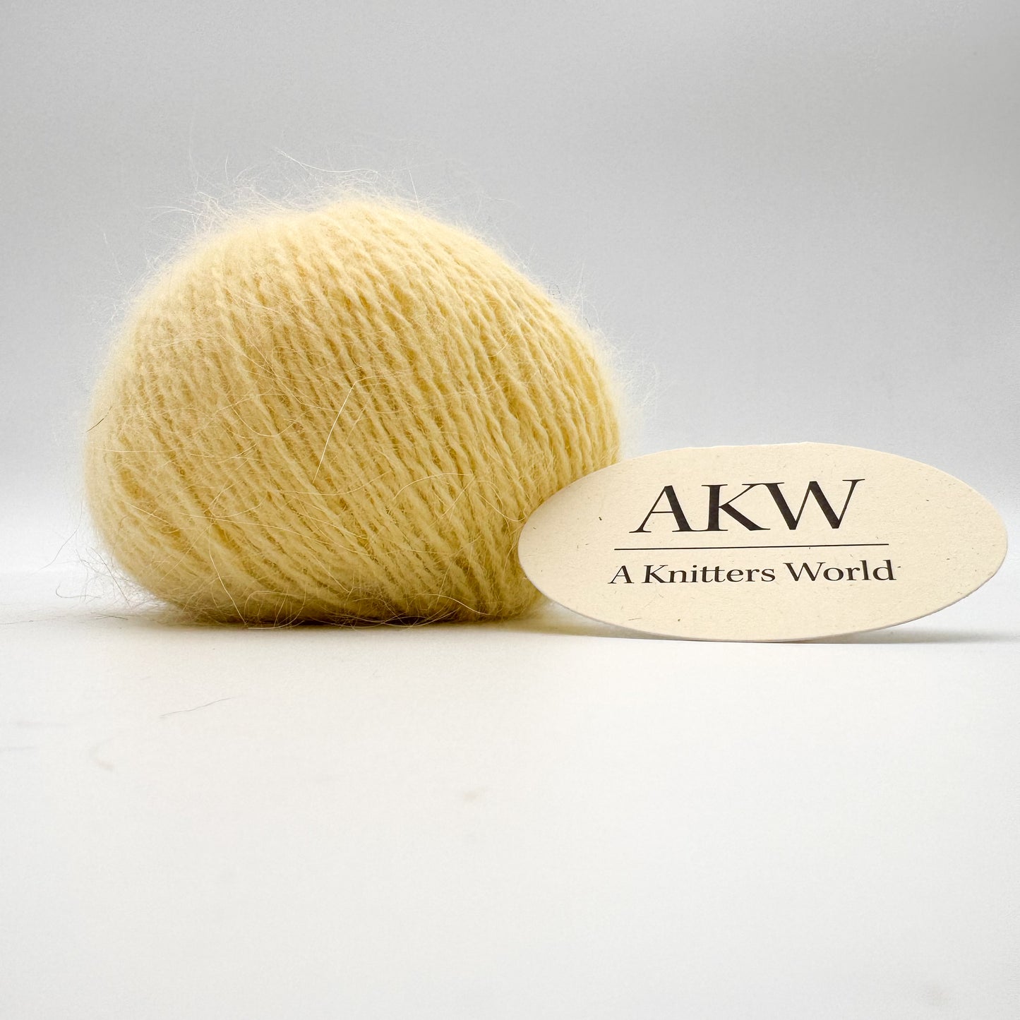 Fluffy angora garn i farven Pastel Yellow – AKW Skala B luksusgarn fra A Knitters World