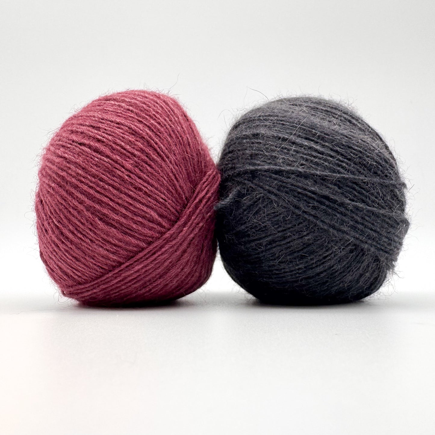 Possum garn i farven Dark Rasberry – AKW Skala A luksusgarn med cashmere og mulberry silke