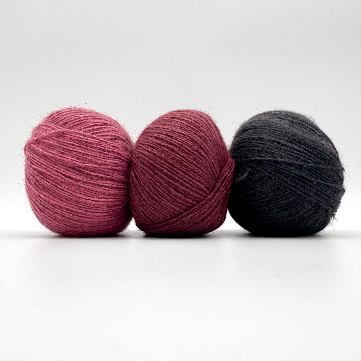 Possum garn i farven Dark Rasberry – AKW Skala A luksusgarn med cashmere og mulberry silke
