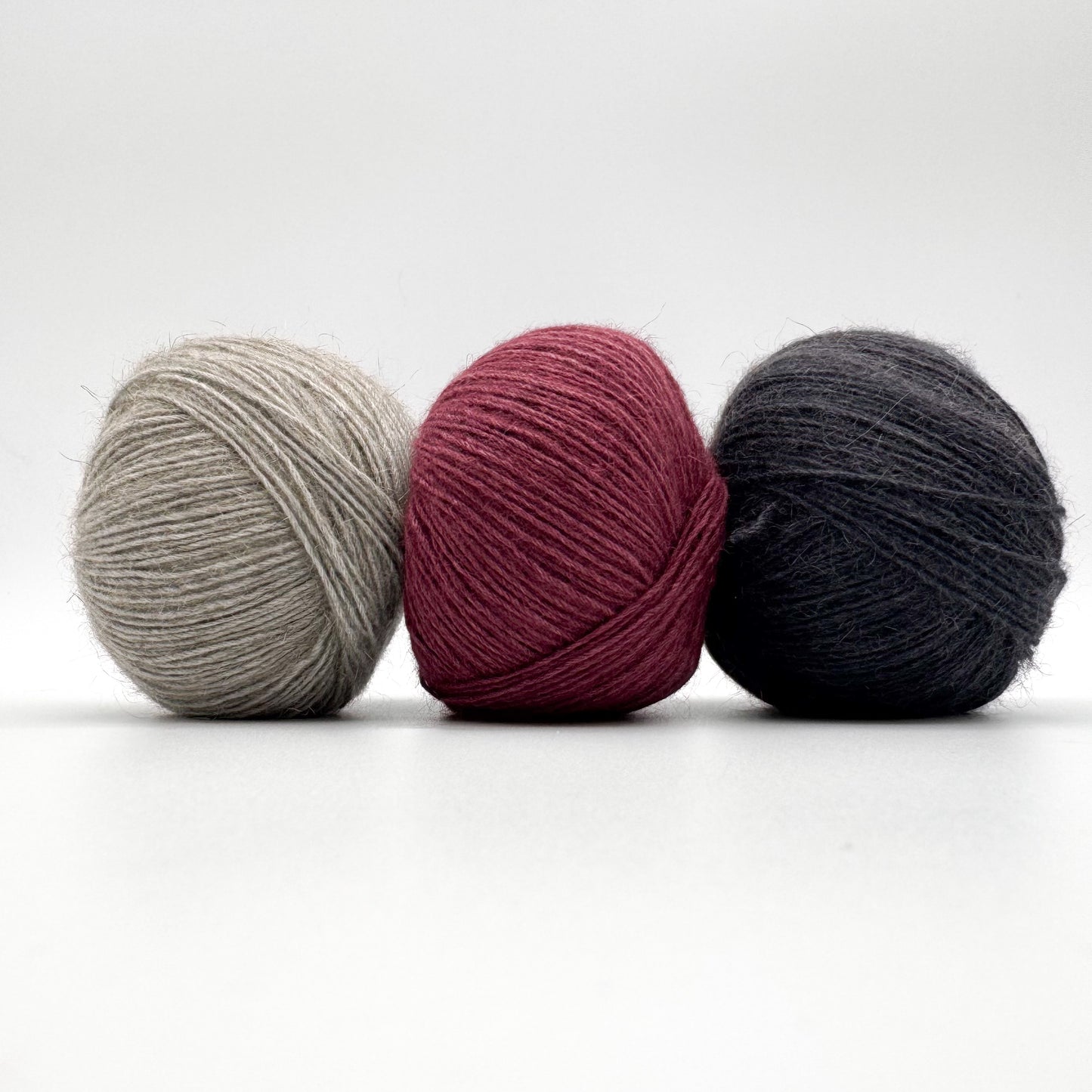Possum garn i farven Dark Rasberry – AKW Skala A luksusgarn med cashmere og mulberry silke