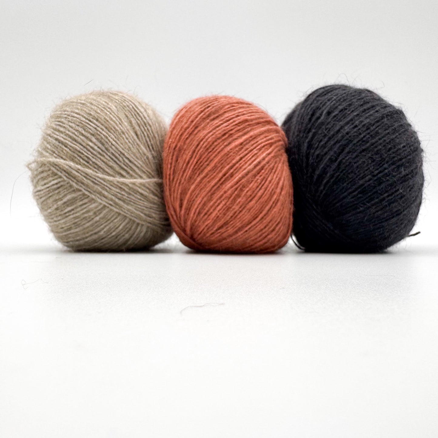 Possum garn i farven Dusty Coral – AKW Skala A luksusgarn med cashmere og mulberry silke