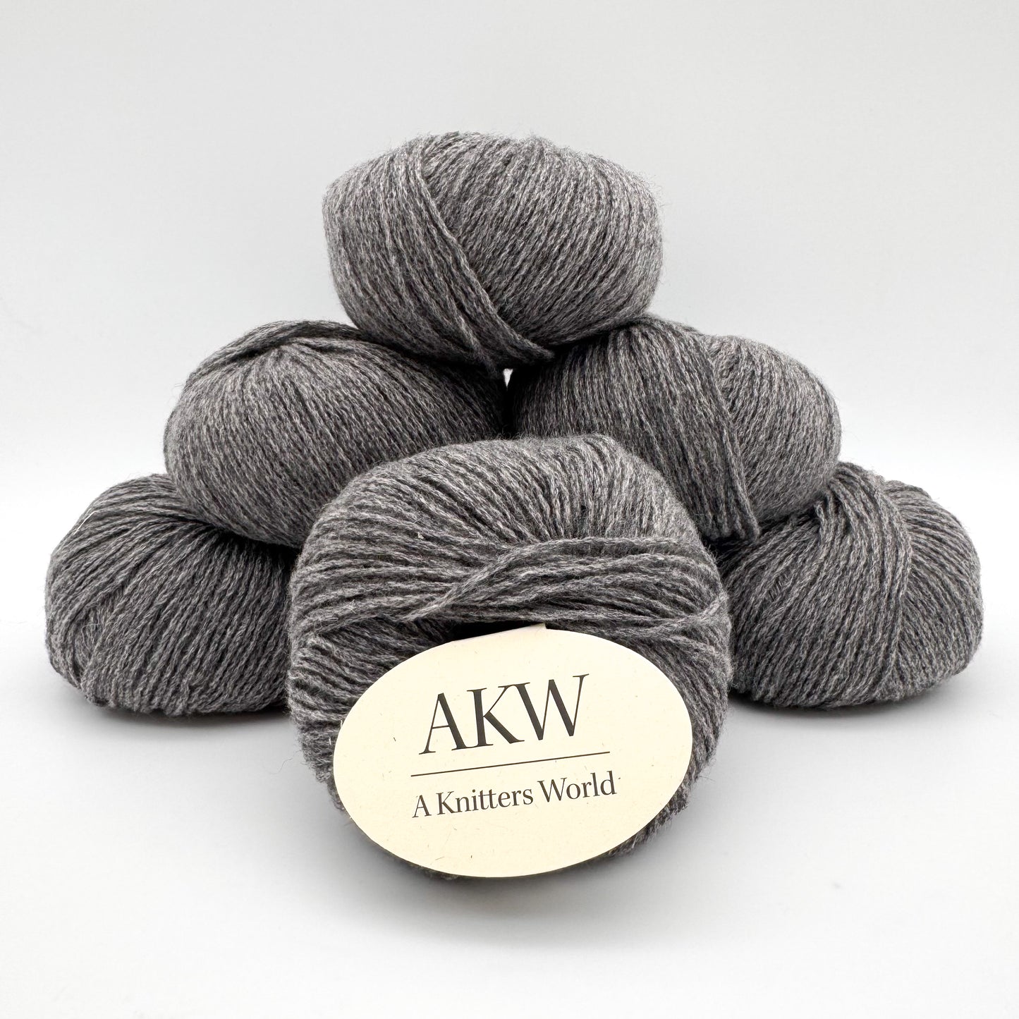 Cashmere garn i farven Cashmere . Iron Grey – 100% Mongolian Cashmere, AKW Skala A fra A Knitters World