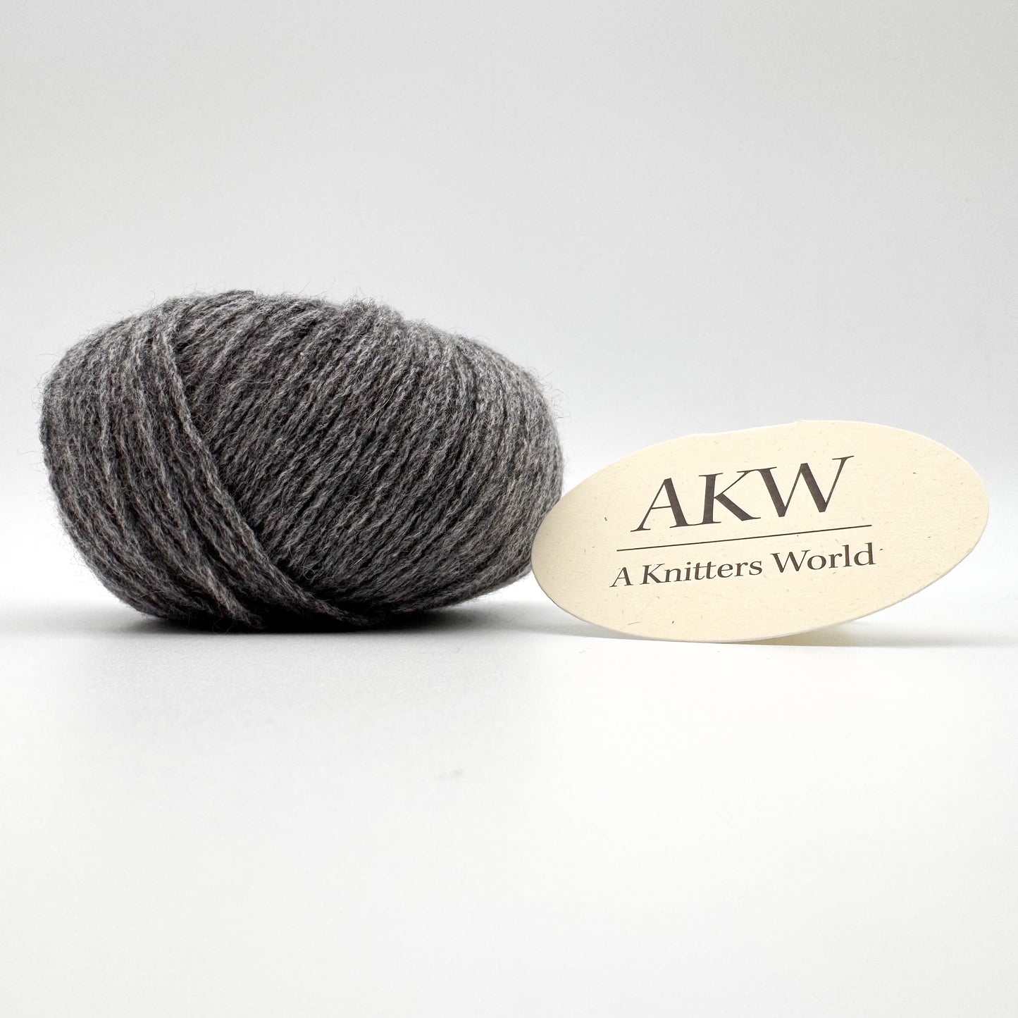 Cashmere garn i farven Cashmere . Iron Grey – 100% Mongolian Cashmere, AKW Skala A fra A Knitters World