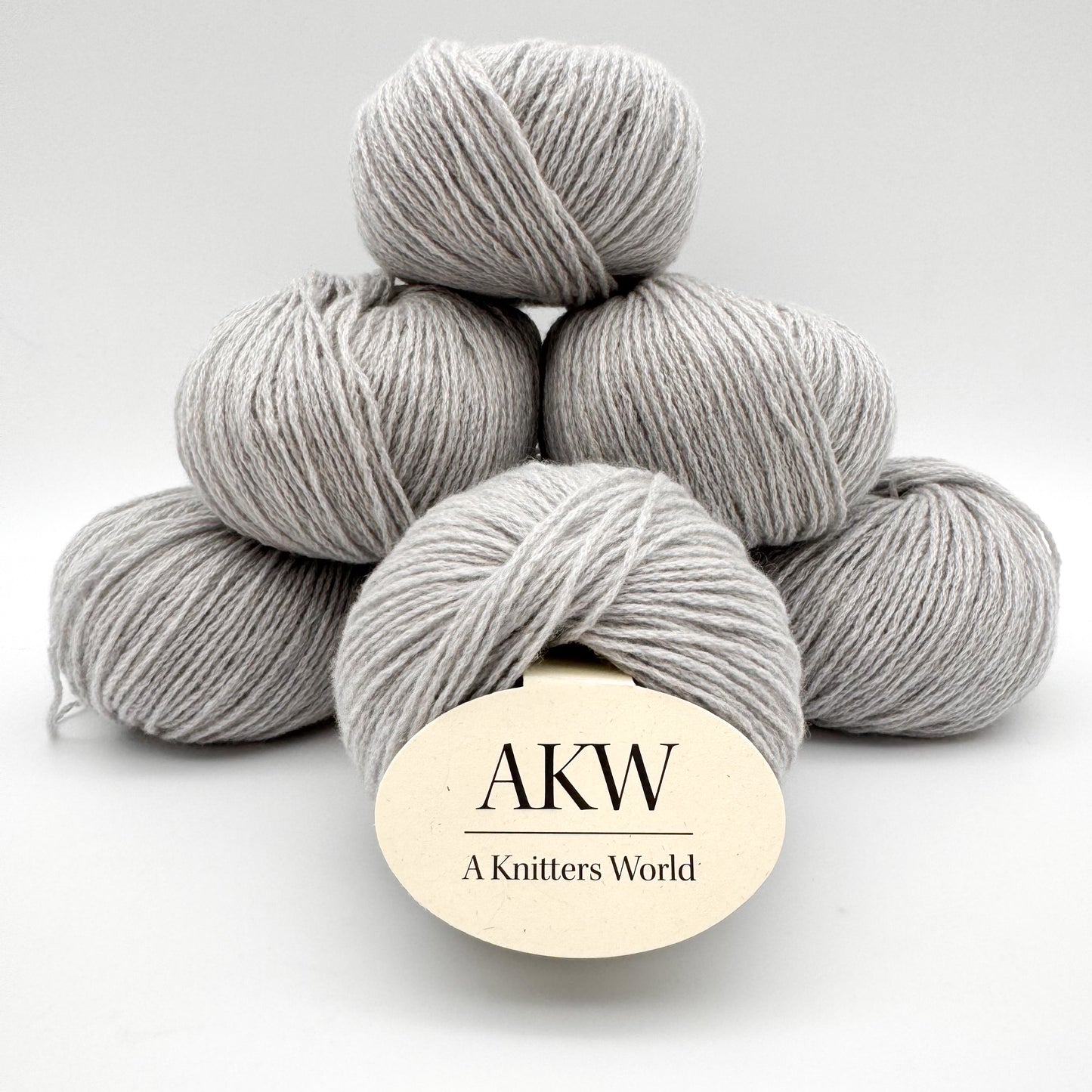 Cashmere garn i farven Dove Grey – 100% Mongolian Cashmere, AKW Skala A fra A Knitters World