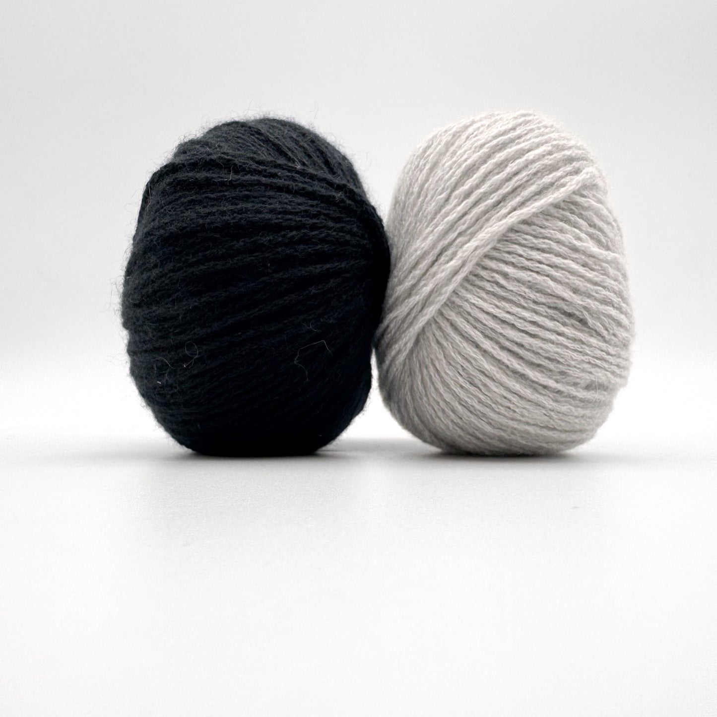 Cashmere garn i farven Dove Grey – 100% Mongolian Cashmere, AKW Skala A fra A Knitters World