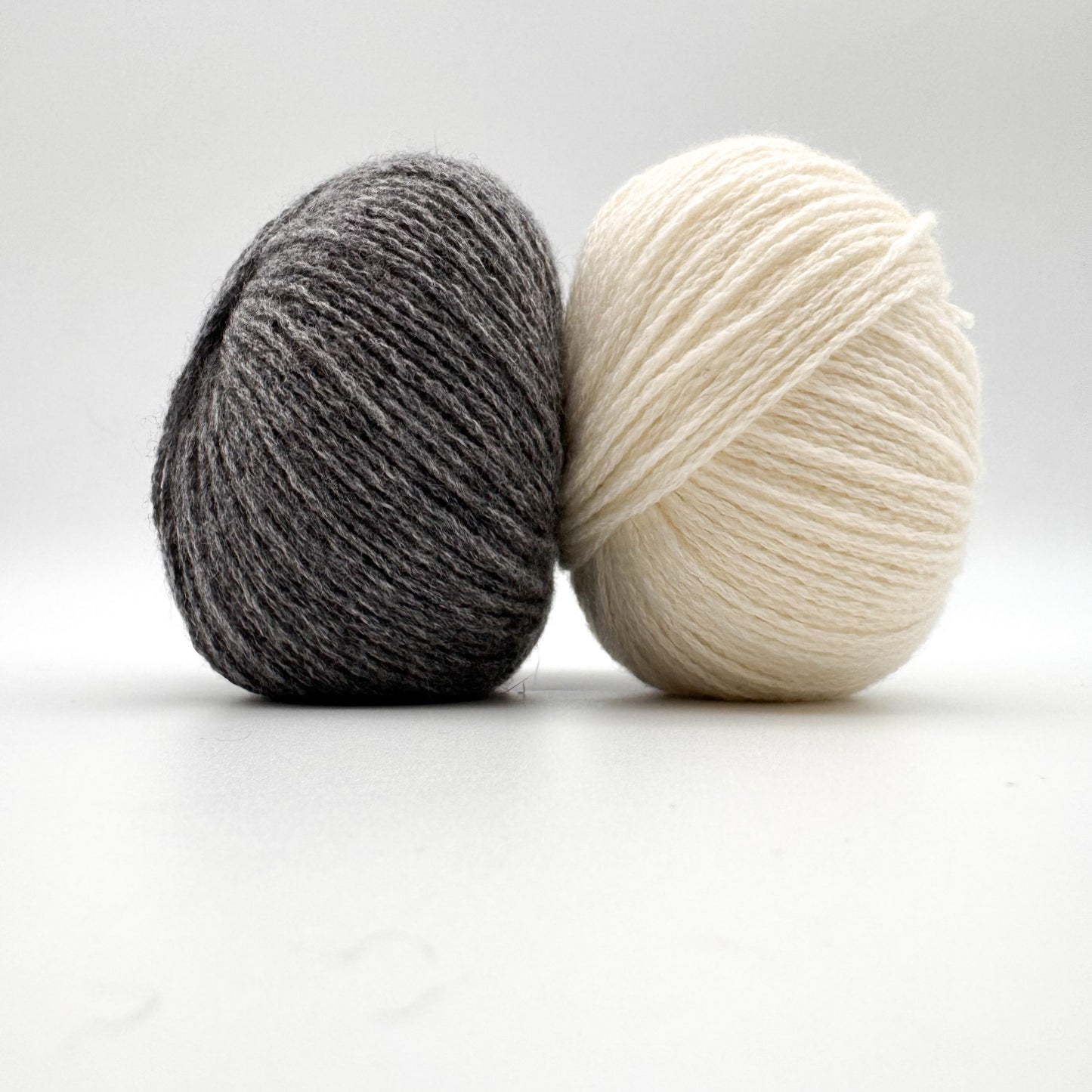 Cashmere garn i farven White – 100% Mongolian Cashmere, AKW Skala A fra A Knitters World