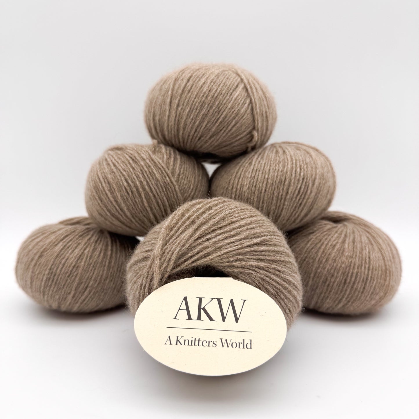 Cashmere garn i farven Beige – 100% Mongolian Cashmere, AKW Skala A fra A Knitters World