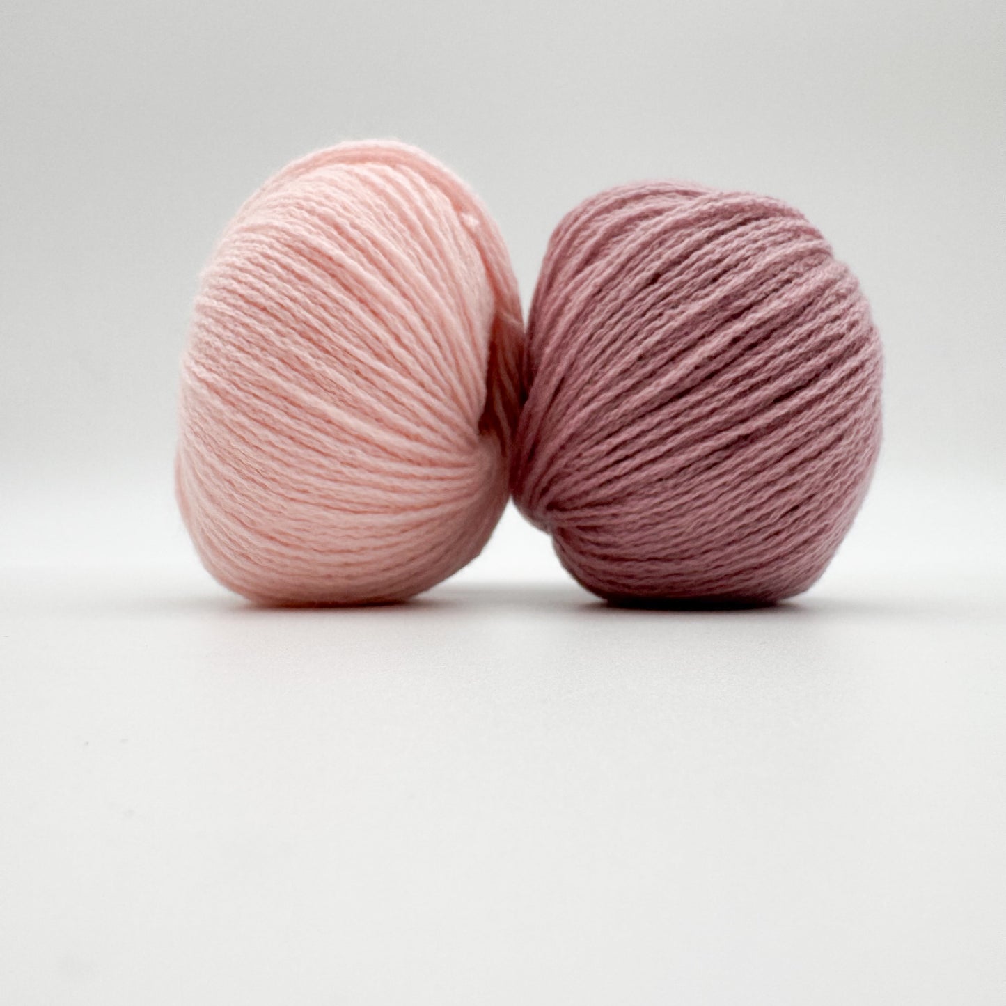 Cashmere garn i farven Dusty Rose – 100% Mongolian Cashmere, AKW Skala A fra A Knitters World