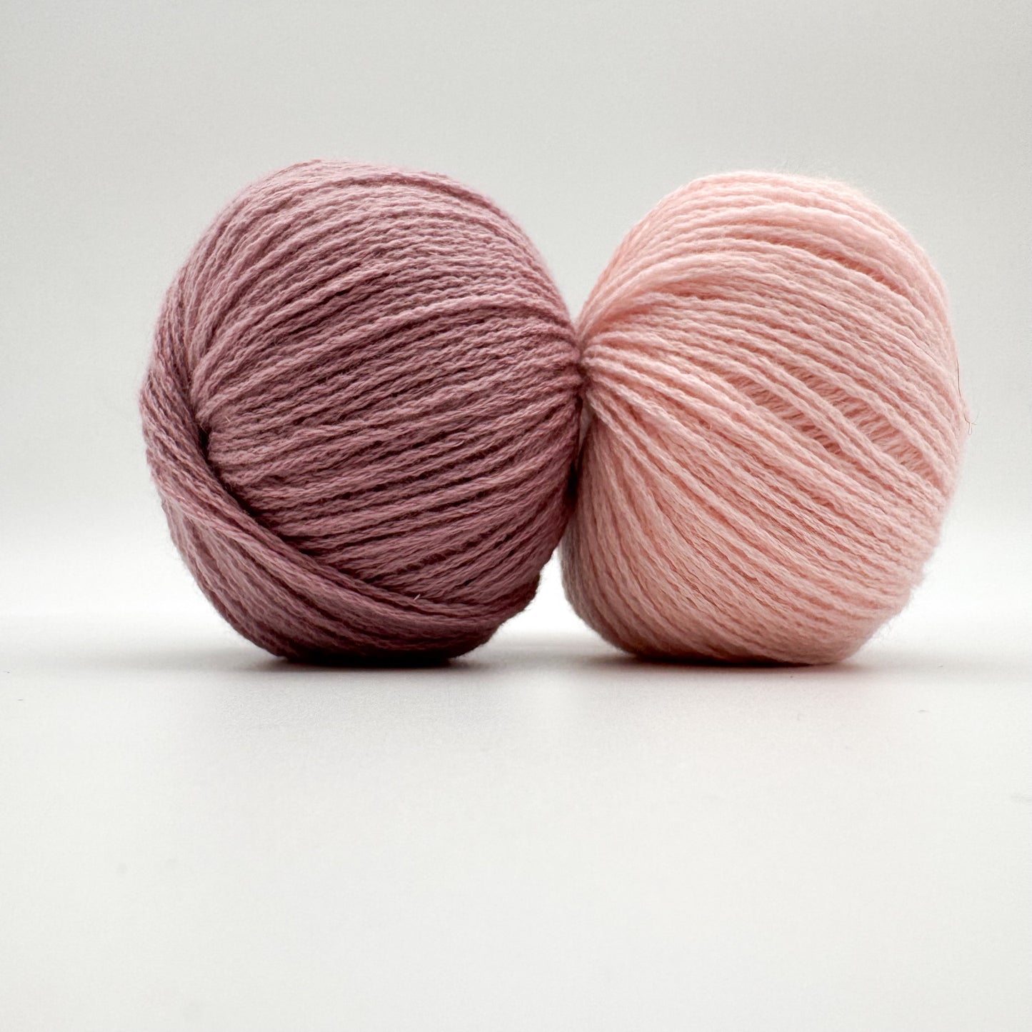Cashmere garn i farven Blossom – 100% Mongolian Cashmere, AKW Skala A fra A Knitters World