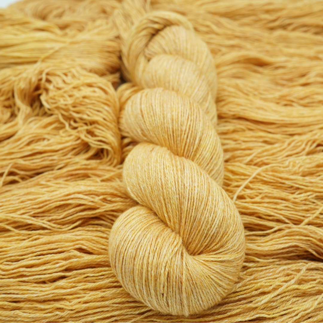 Håndfarvet minkgarn i farven Goldie – blødt luksusgarn fra A Knitters World